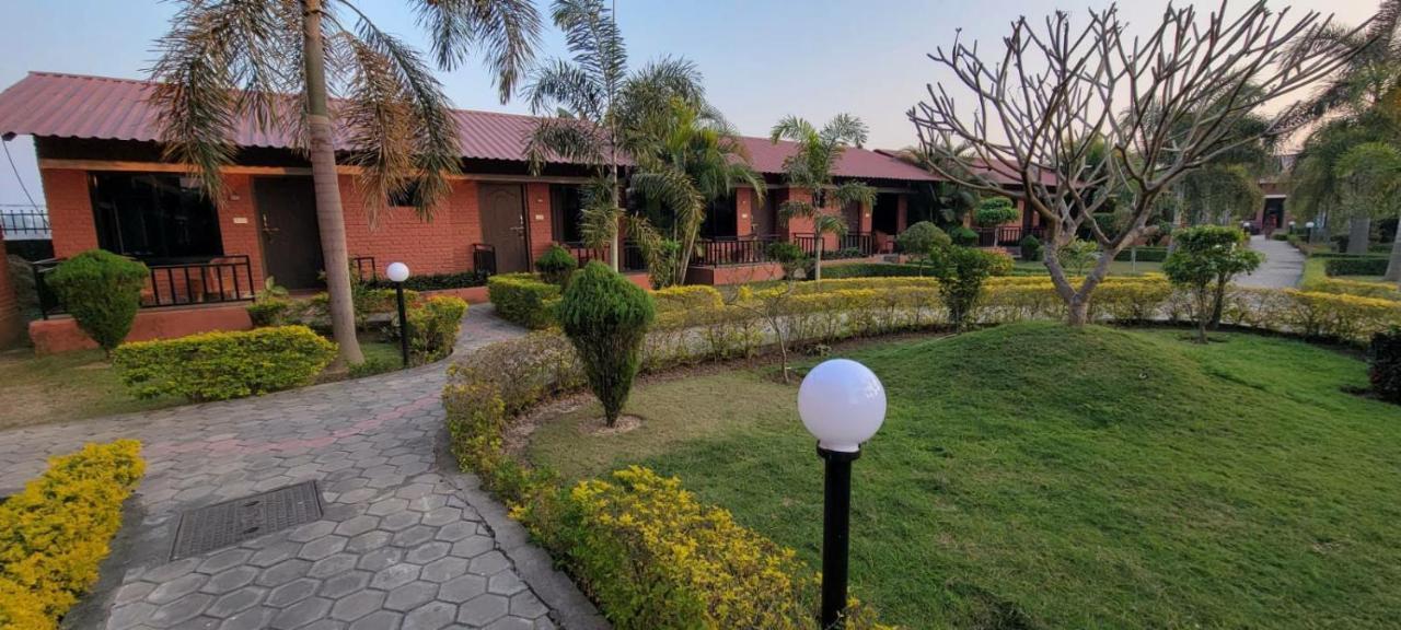 Hotel Vision Safari Pvt Ltd Sauraha Exterior foto
